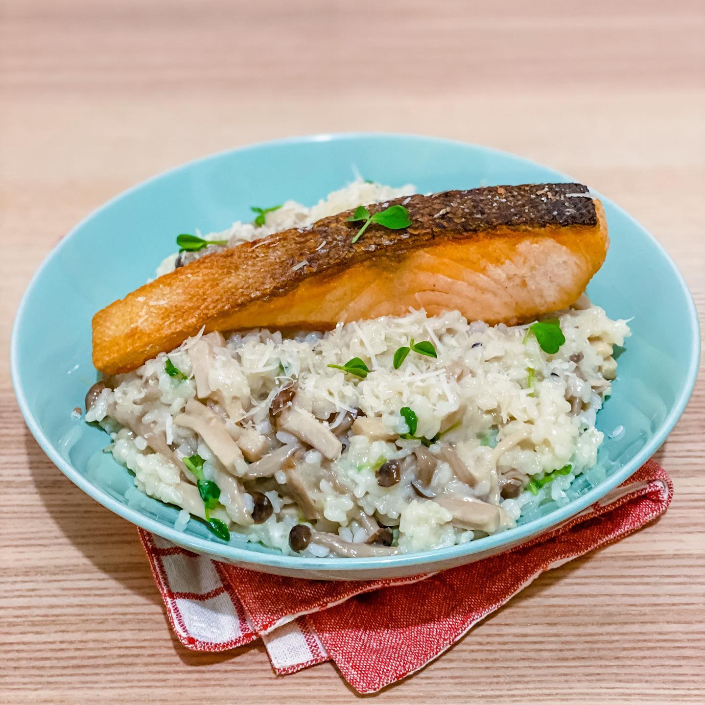 香煎三文魚配雜菌意大利飯