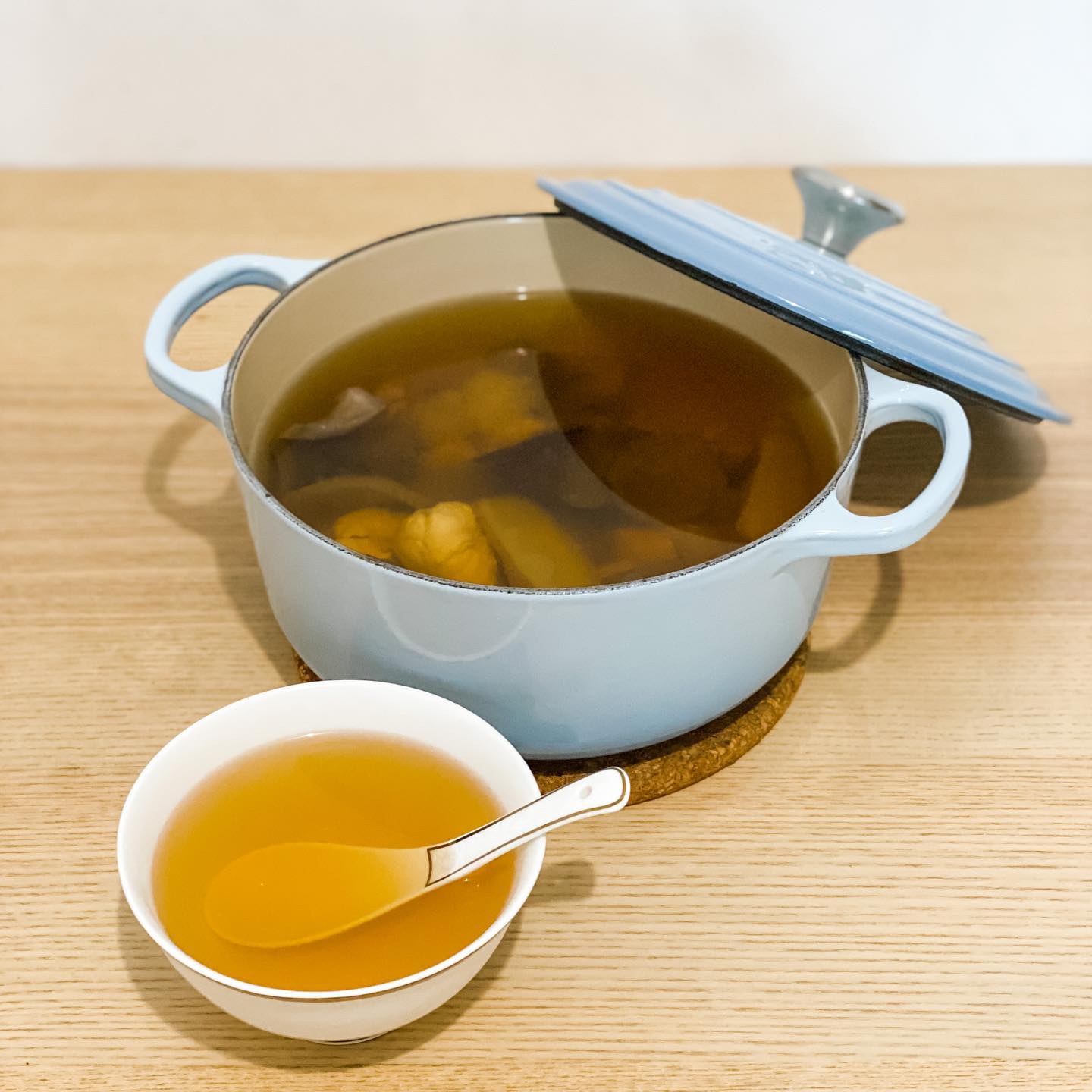 海參螺頭瑤柱淮山燉雞湯