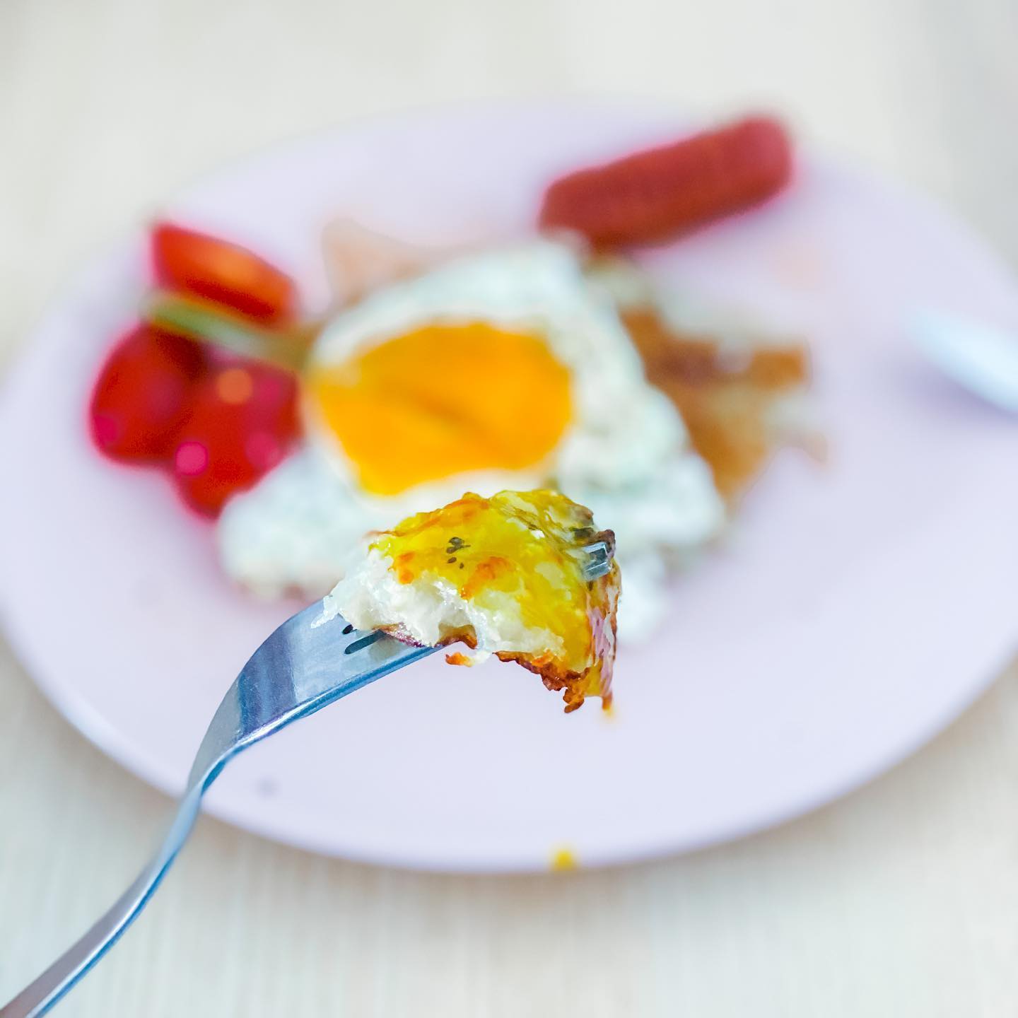 週末早午餐 — 瑞士薯餅Rösti、太陽蛋、廚師腸、車厘茄和馬來西亞白咖啡 - step 2