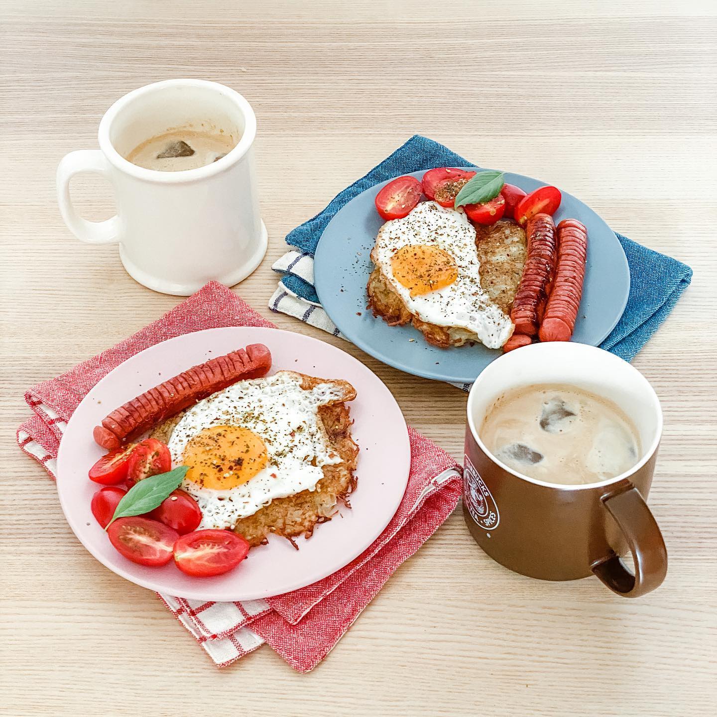 週末早午餐 — 瑞士薯餅Rösti、太陽蛋、廚師腸、車厘茄和馬來西亞白咖啡